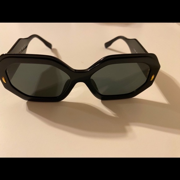 Tory Burch Sunglasses - Picture 4 of 8